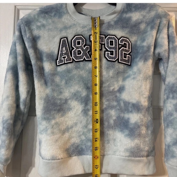 Abercrombie Blue Tie Dye Fuzzy Blue Sweatshirt Top Sweater Medium 9/10 A&F Logo - Picture 6 of 12